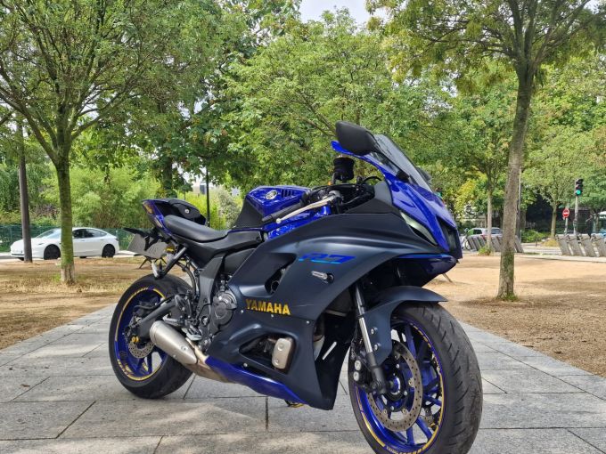 YAMAHA YZF-R7 4
