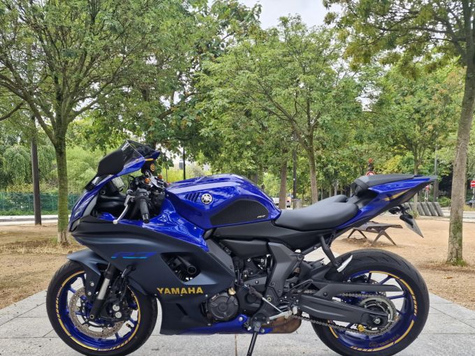 YAMAHA YZF-R7 4