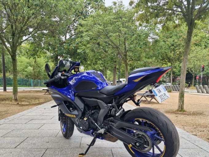 YAMAHA YZF-R7 4