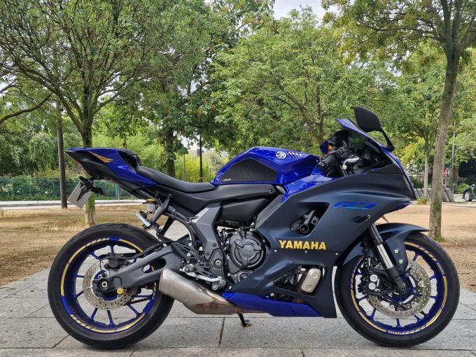 YAMAHA YZF-R7 4