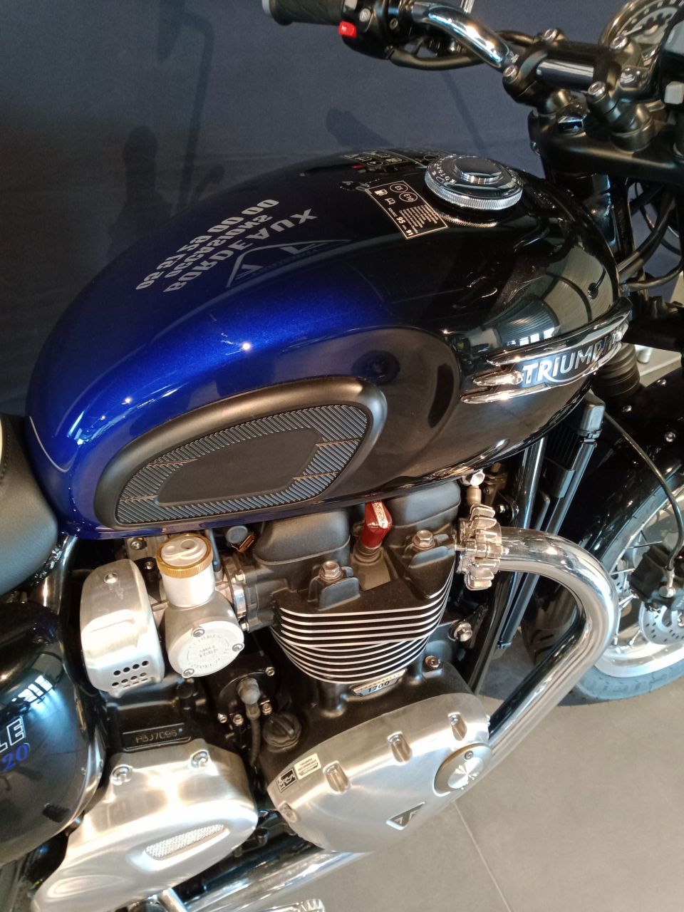 TRIUMPH BONNEVILLE T120 4