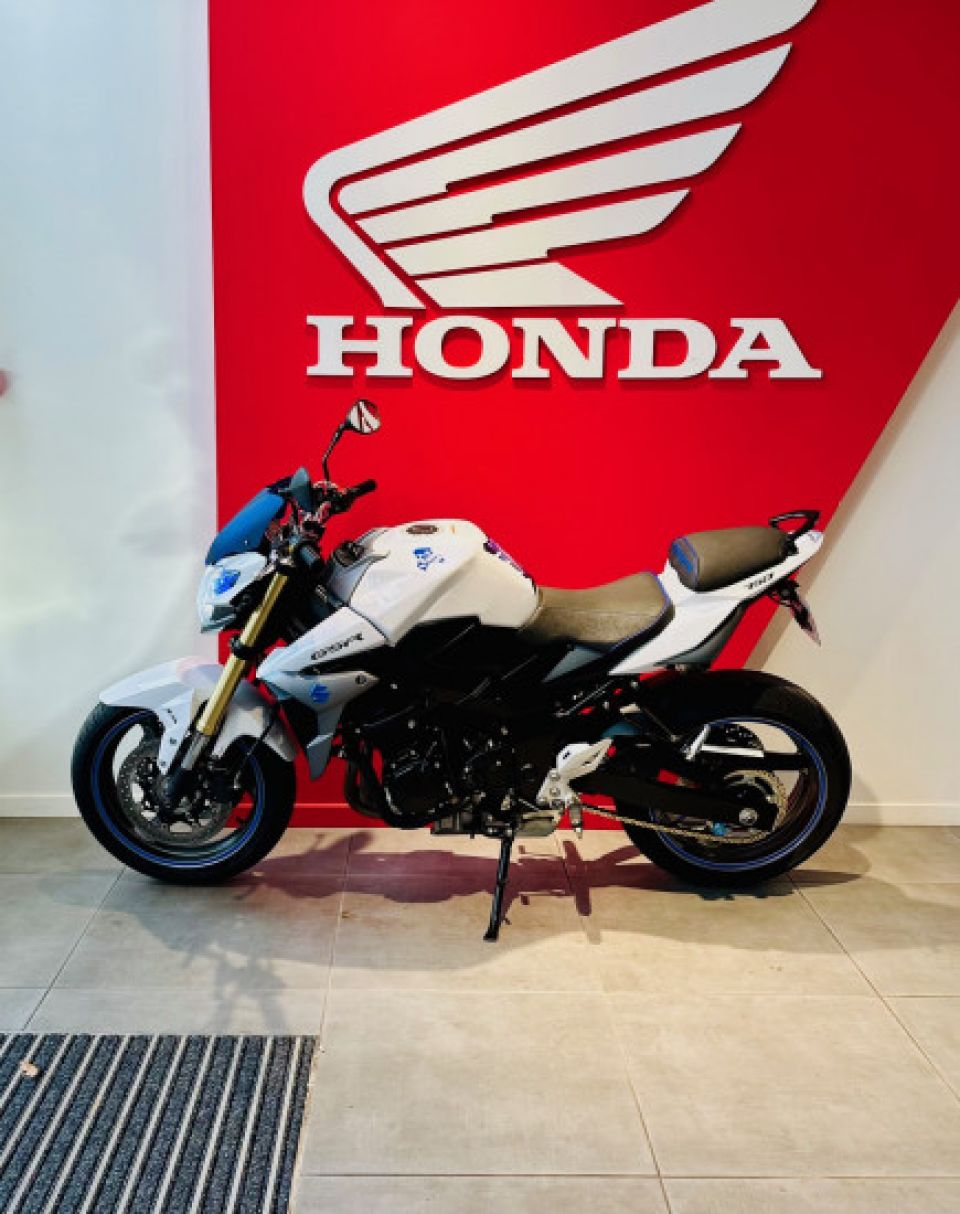 SUZUKI GSR 750 ABS 4