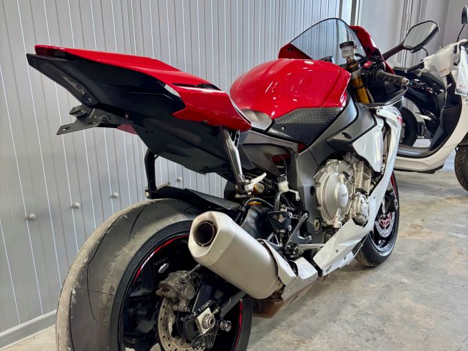 YAMAHA YZF 1000 R1 4