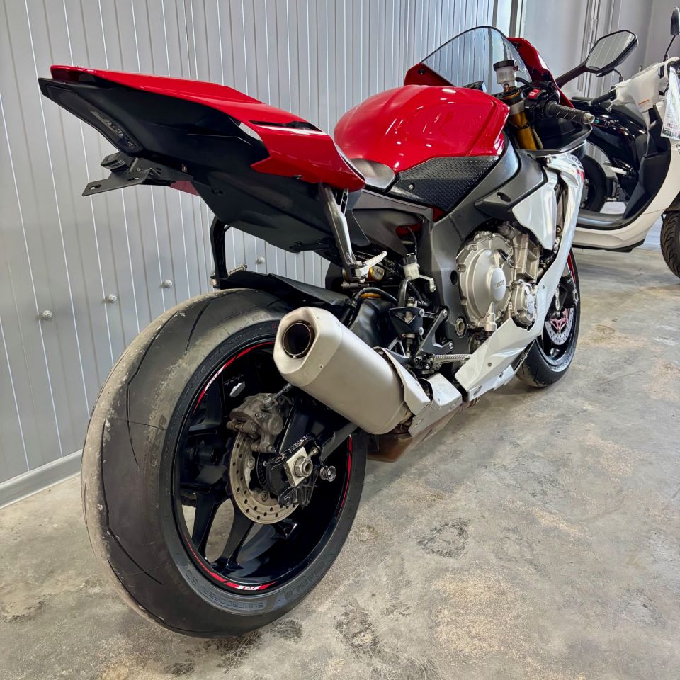 YAMAHA YZF 1000 R1 4