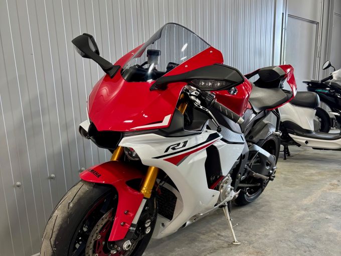 YAMAHA YZF 1000 R1 4