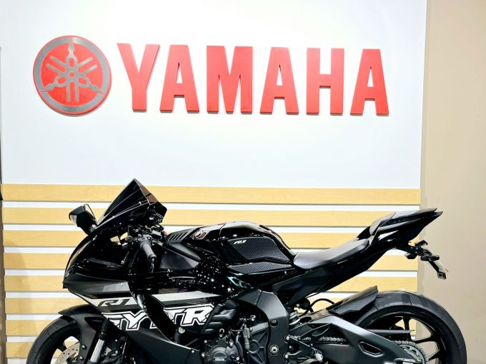 YAMAHA YZF 1000 R1 4
