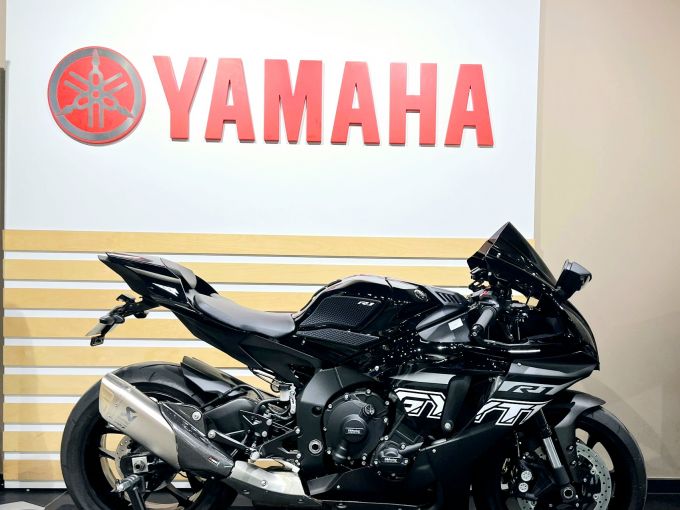 YAMAHA YZF 1000 R1 4