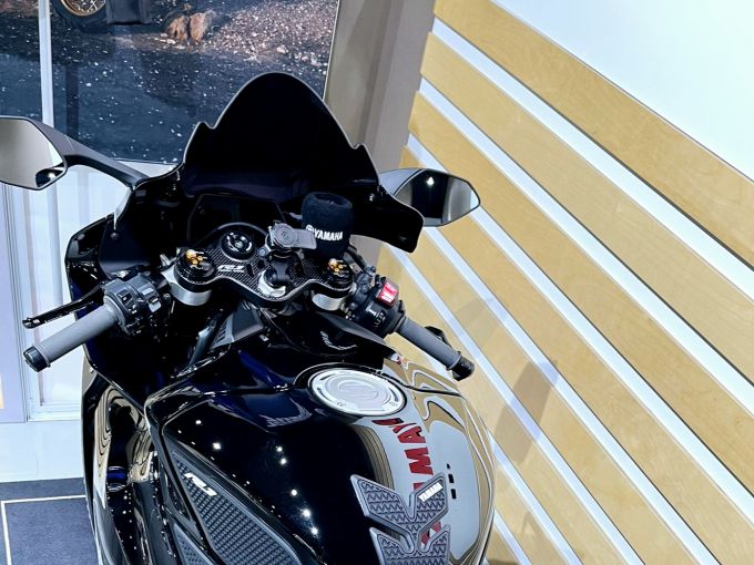 YAMAHA YZF 1000 R1 4