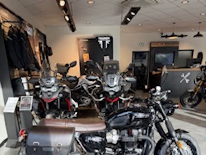 TRIUMPH Bonneville T120 Black 4