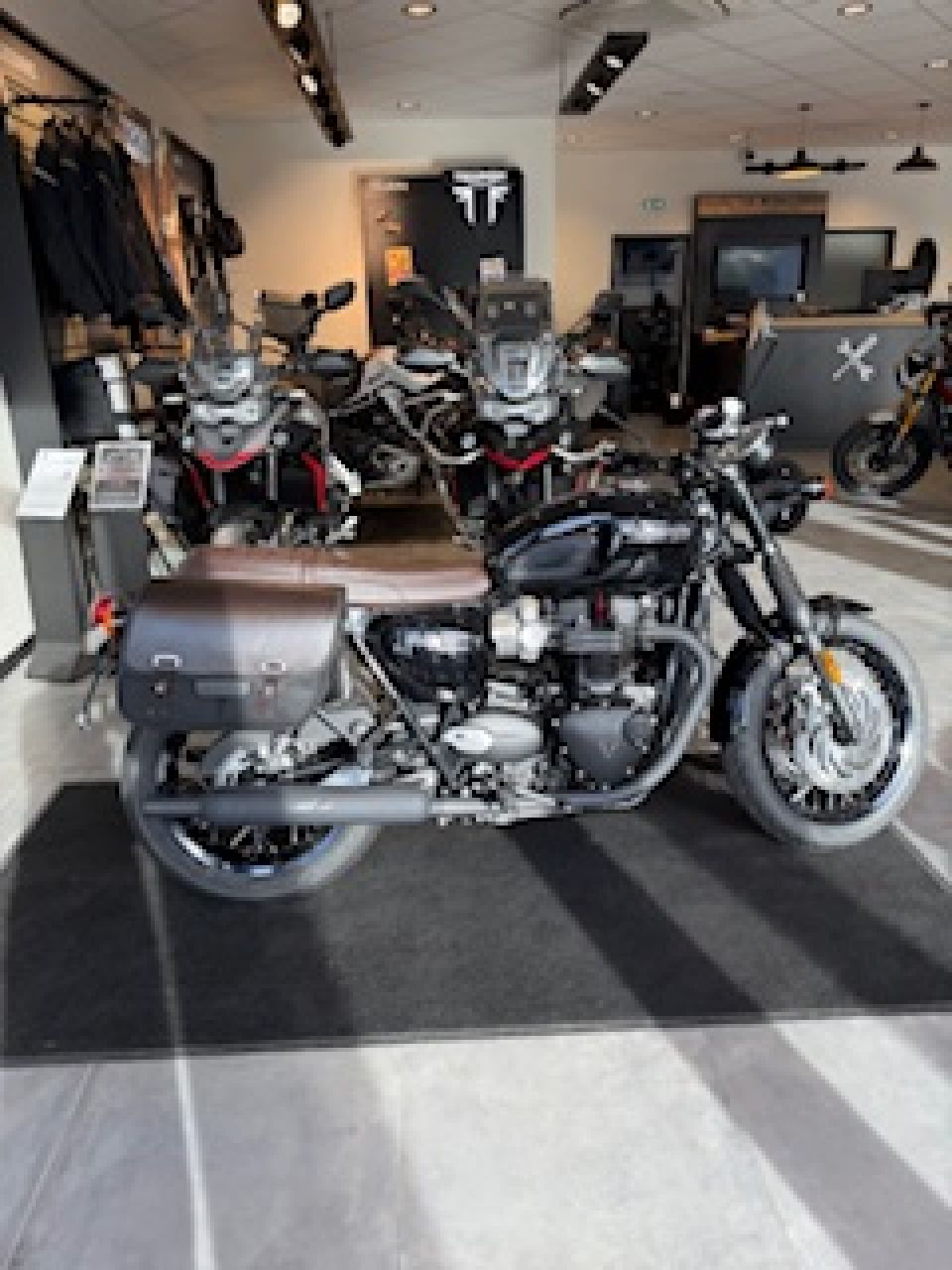 TRIUMPH Bonneville T120 Black 4