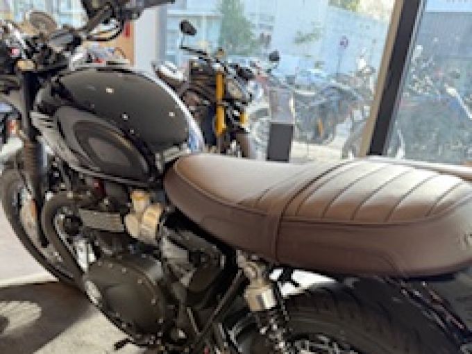 TRIUMPH Bonneville T120 Black 4