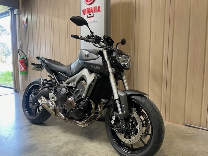 YAMAHA MT-09 4