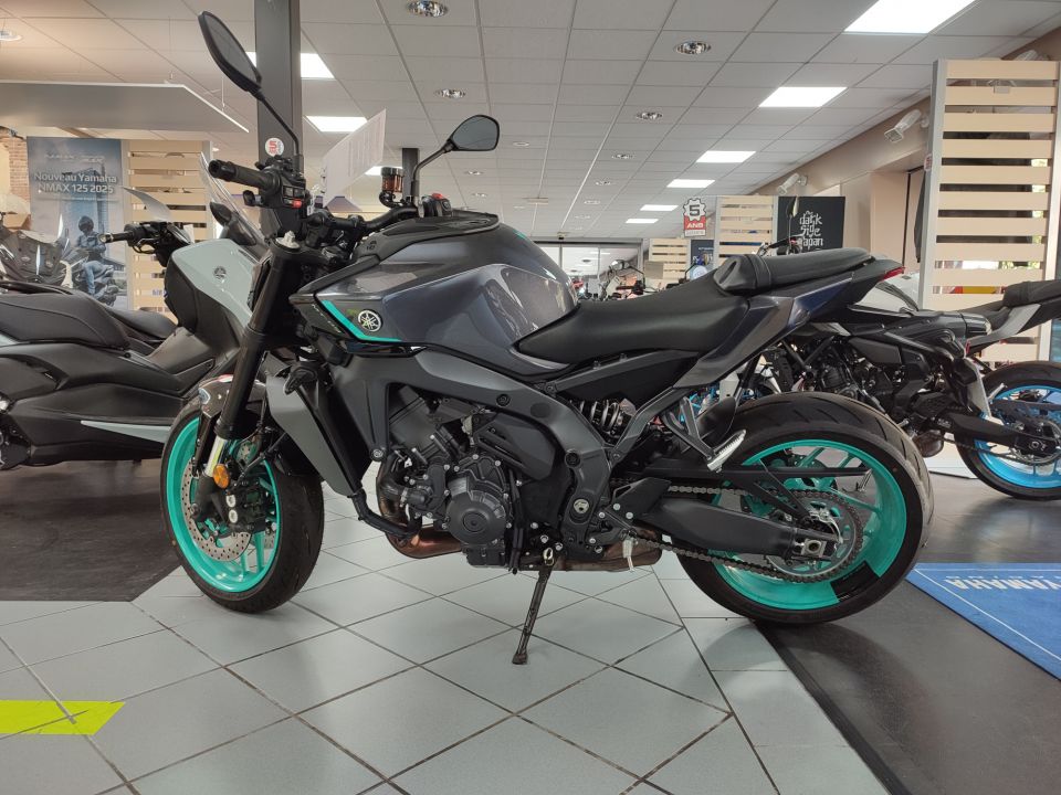 YAMAHA MT-09  Y-AMT 4