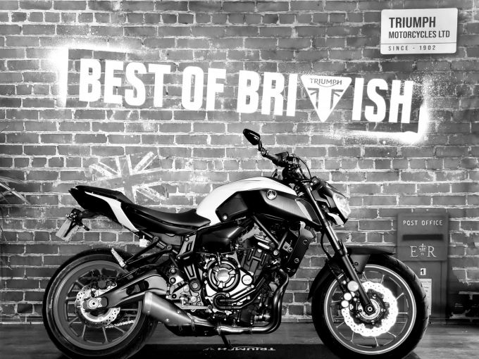 YAMAHA MT-07 4
