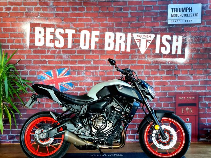 YAMAHA MT-07 4