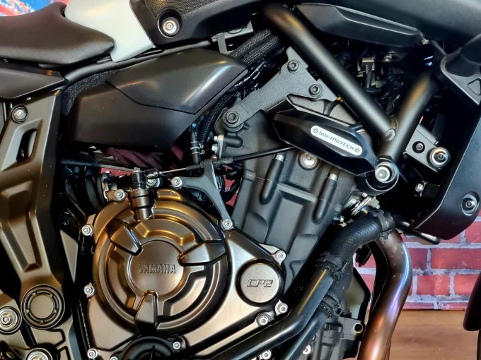 YAMAHA MT-07 4
