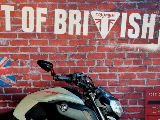 YAMAHA MT-07 4