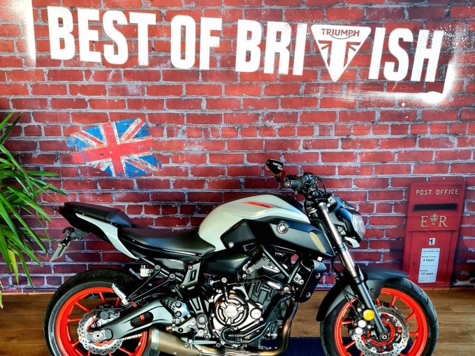 YAMAHA MT-07 4