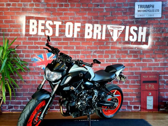 YAMAHA MT-07 4
