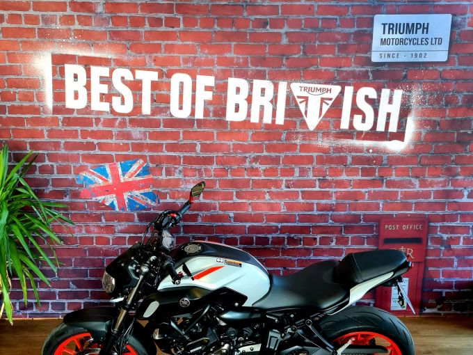 YAMAHA MT-07 4