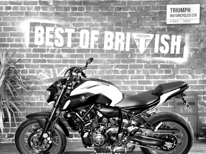 YAMAHA MT-07 4