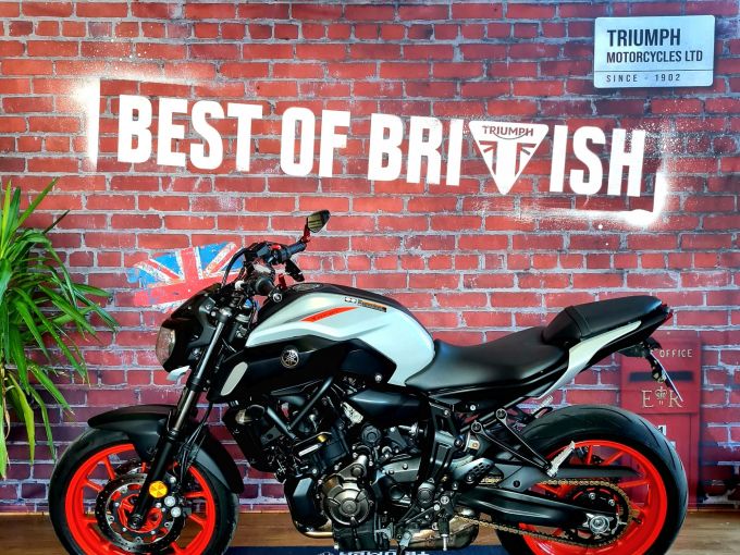 YAMAHA MT-07 4