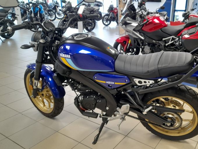 YAMAHA XSR 125 4