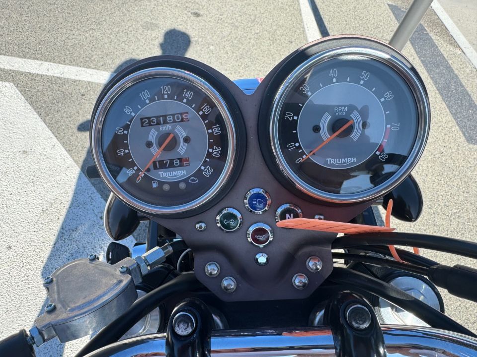 TRIUMPH BONNEVILLE 865 SE 4