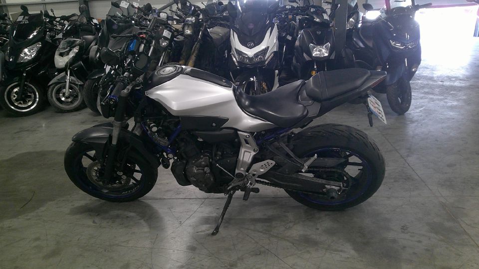 YAMAHA MT-07 4