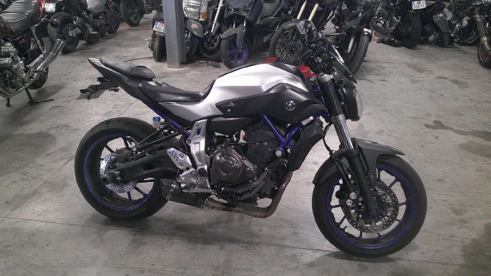 YAMAHA MT-07 4