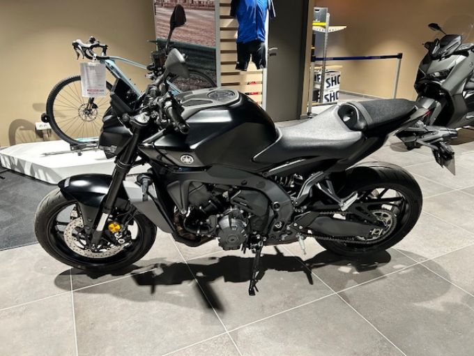 YAMAHA MT-09  Y-AMT 4