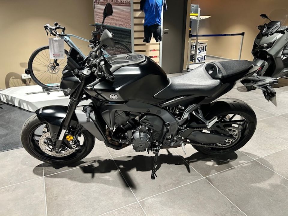 YAMAHA MT-09  Y-AMT 4