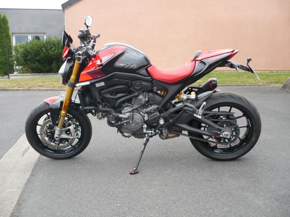 DUCATI MONSTER 937 4