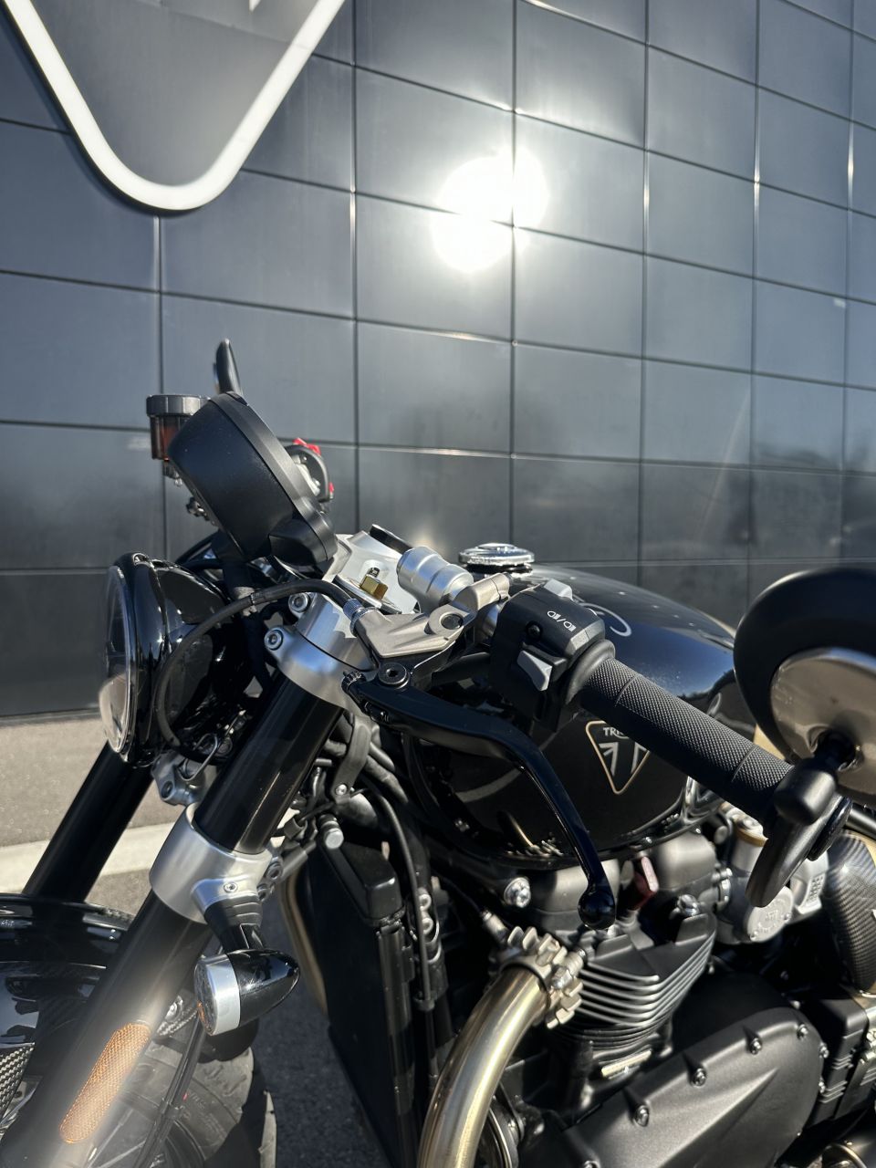 TRIUMPH BONNEVILLE BOBBER TFC 4