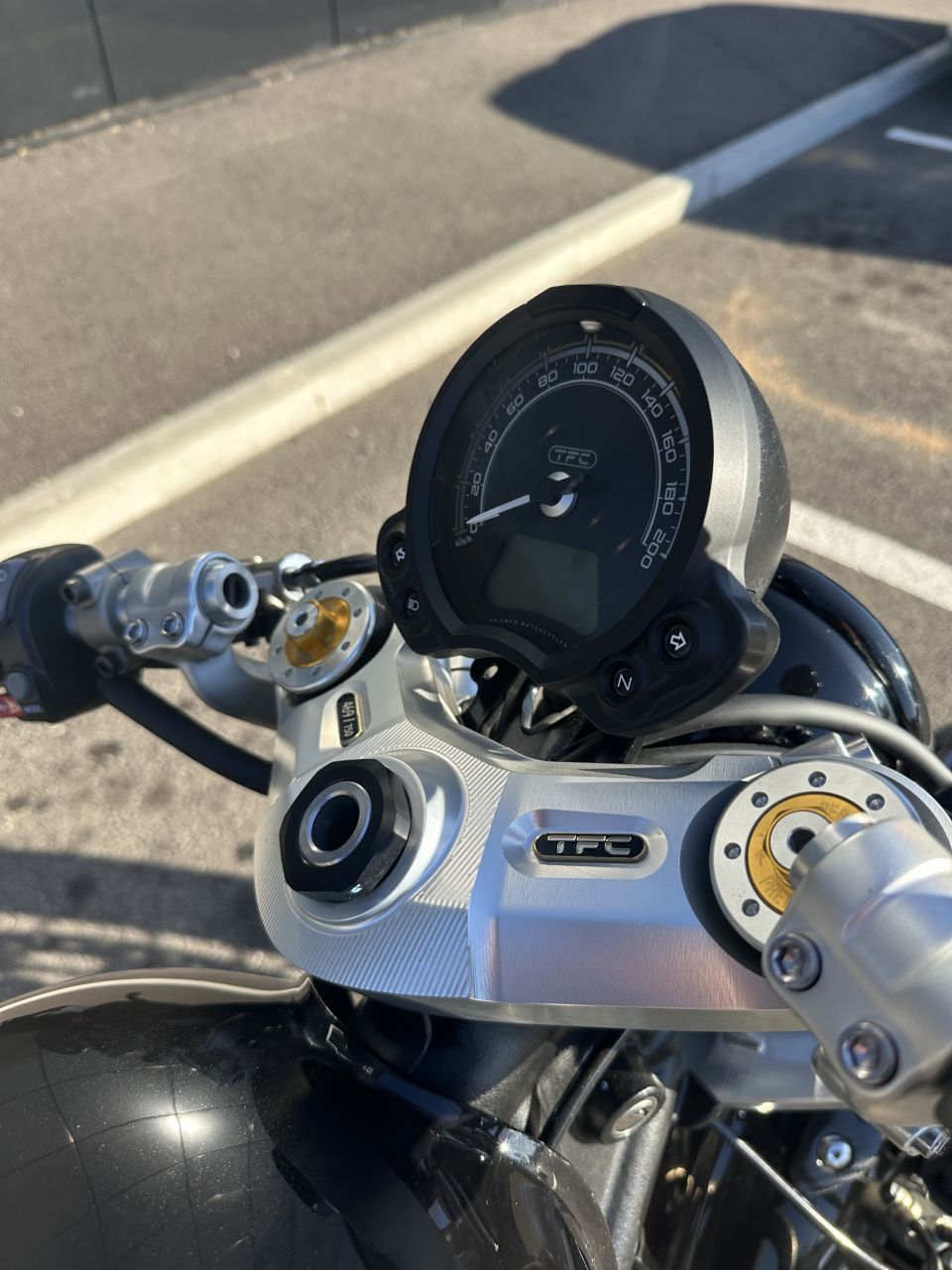 TRIUMPH BONNEVILLE BOBBER TFC 4