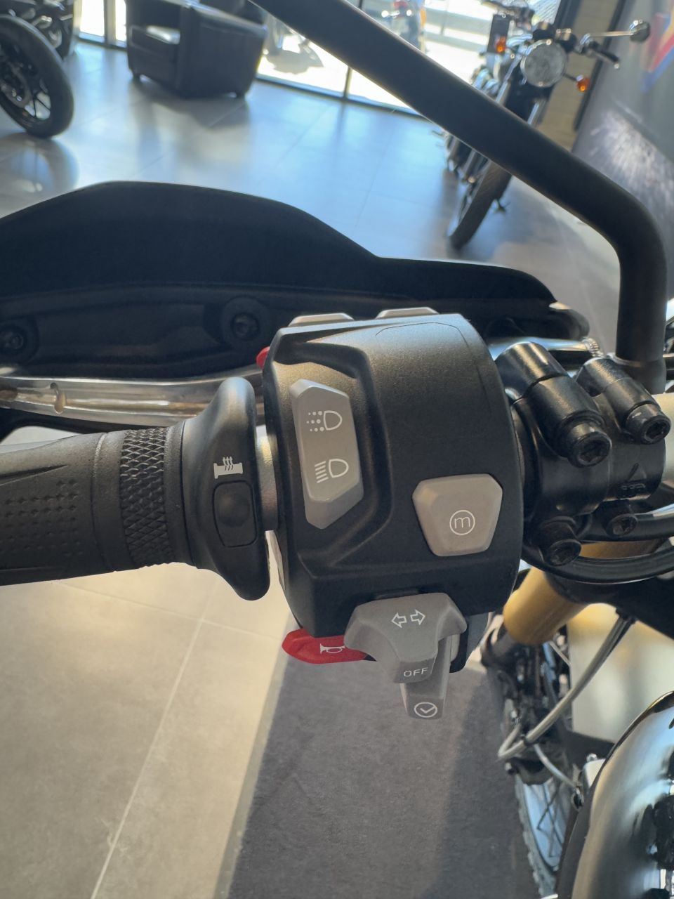 TRIUMPH SCRAMBLER 1200 XE 4