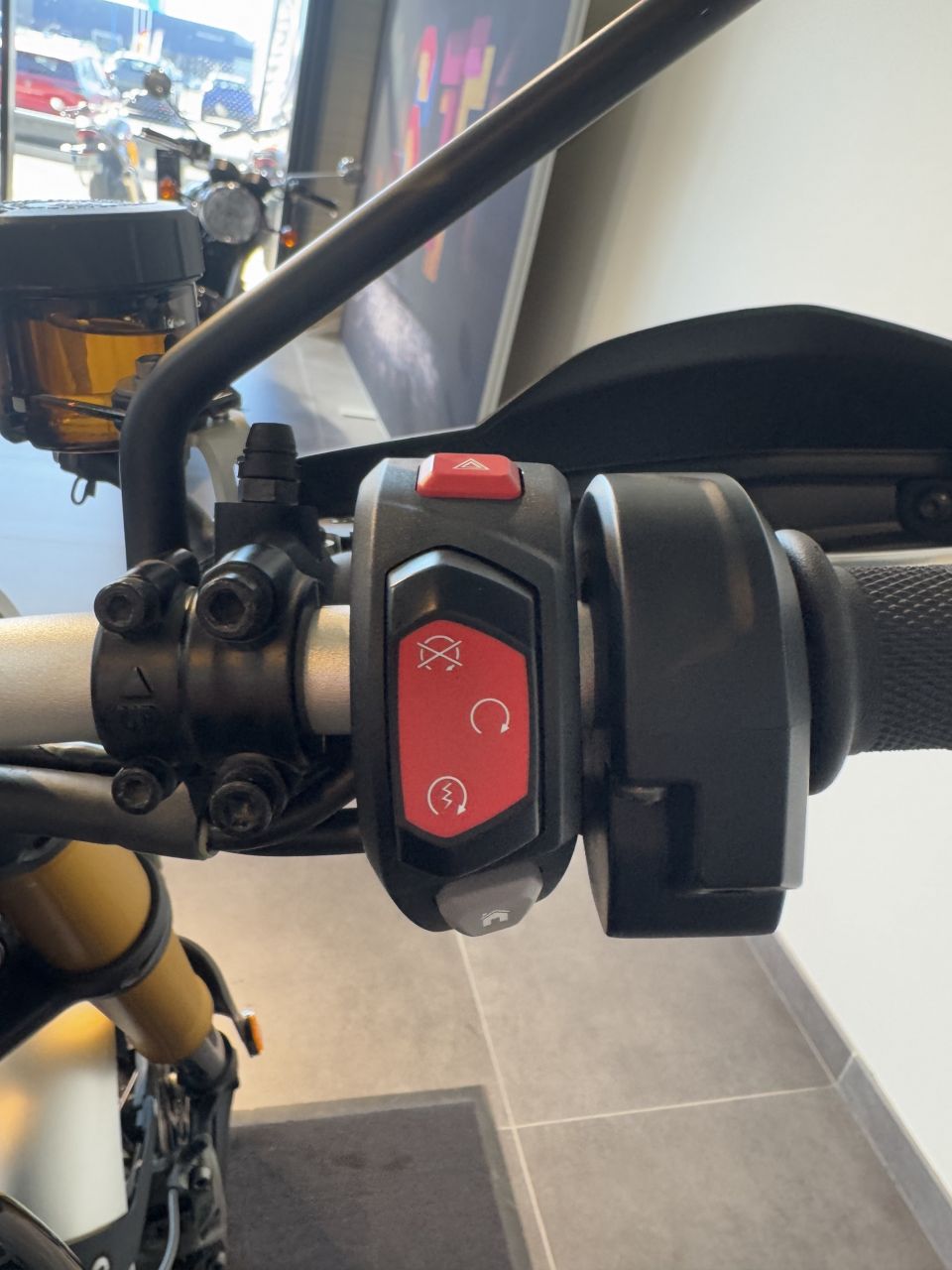 TRIUMPH SCRAMBLER 1200 XE 4