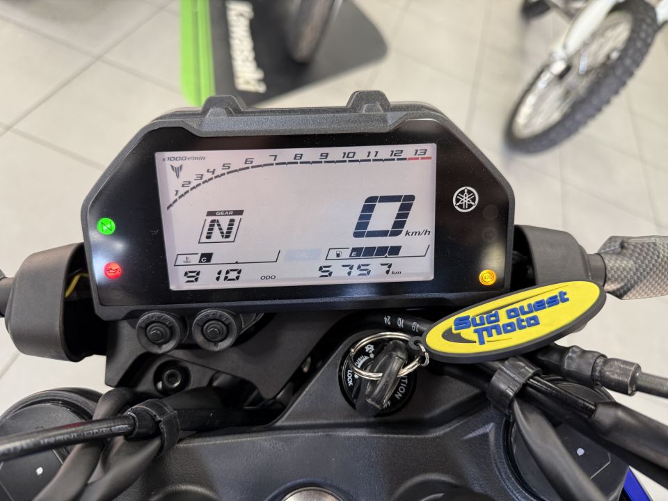 YAMAHA MT-03 4