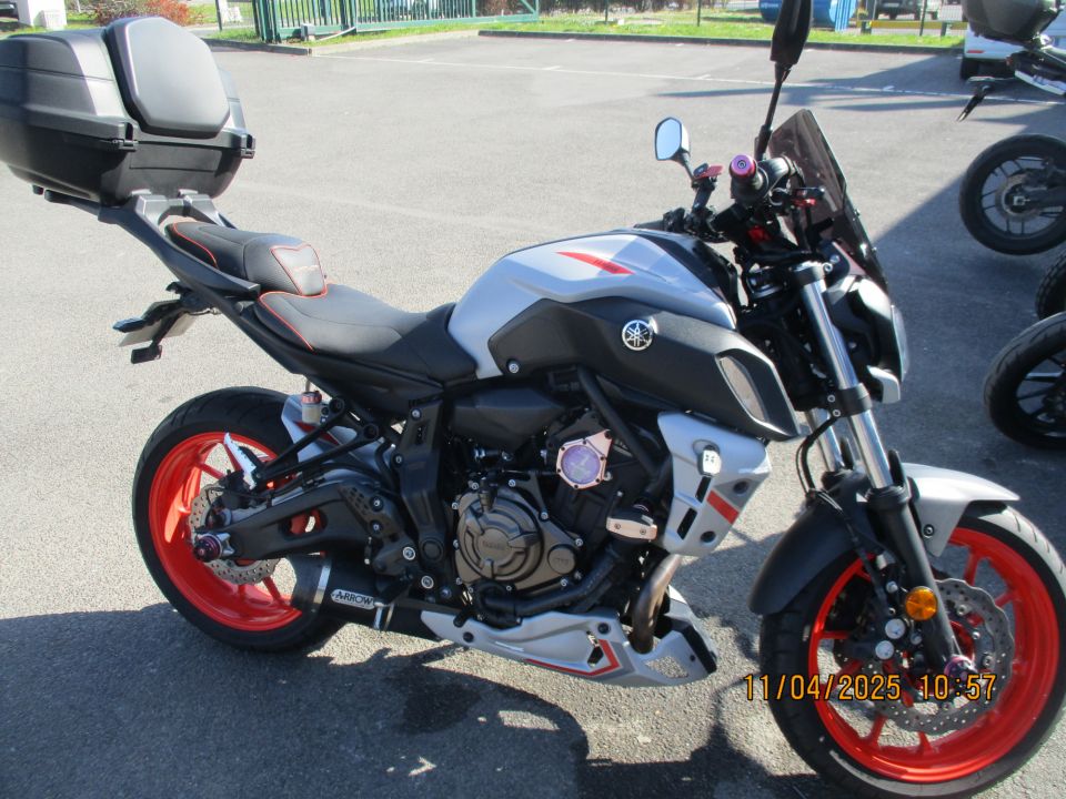 YAMAHA MT-07 4