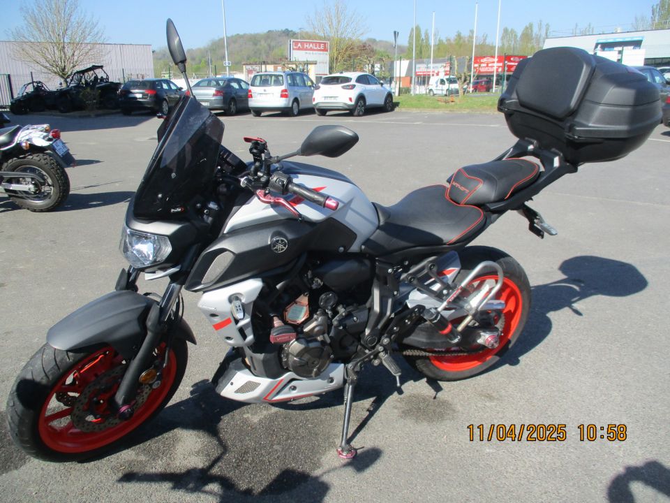 YAMAHA MT-07 4