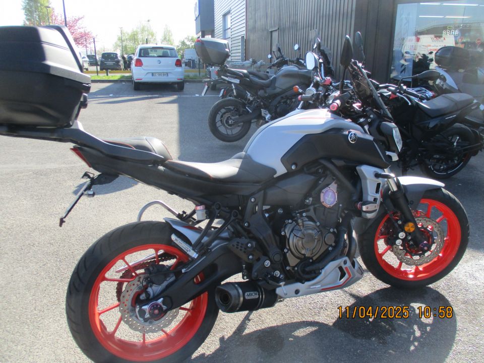YAMAHA MT-07 4