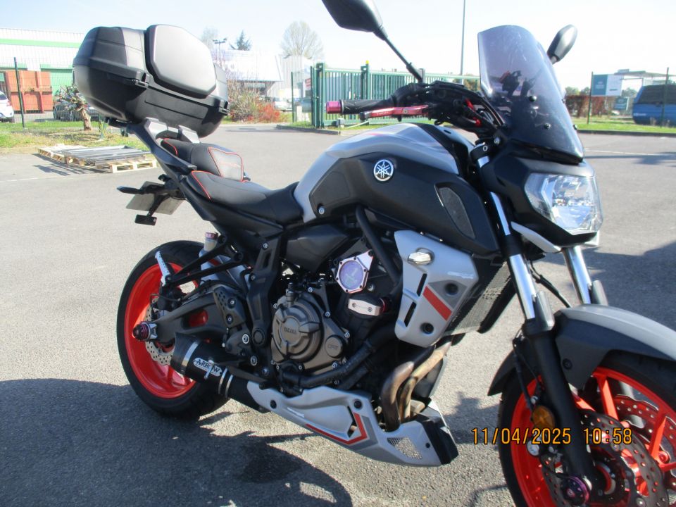YAMAHA MT-07 4