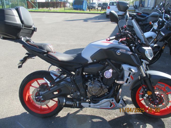 YAMAHA MT-07 4