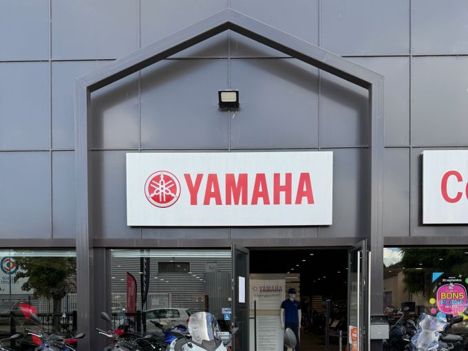 YAMAHA XSR 125 Legacy 4