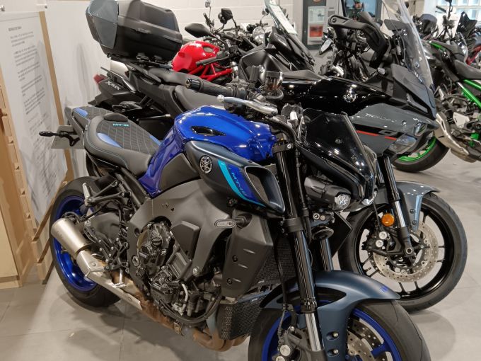 YAMAHA MT-10 4
