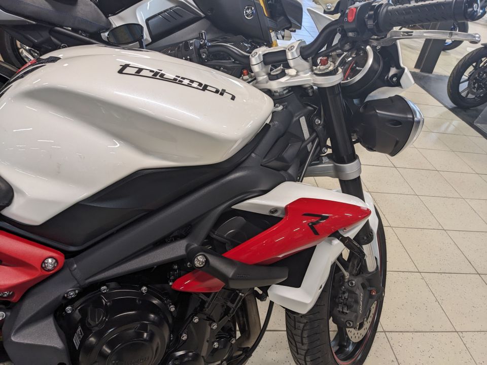 TRIUMPH STREET TRIPLE 675 R 4