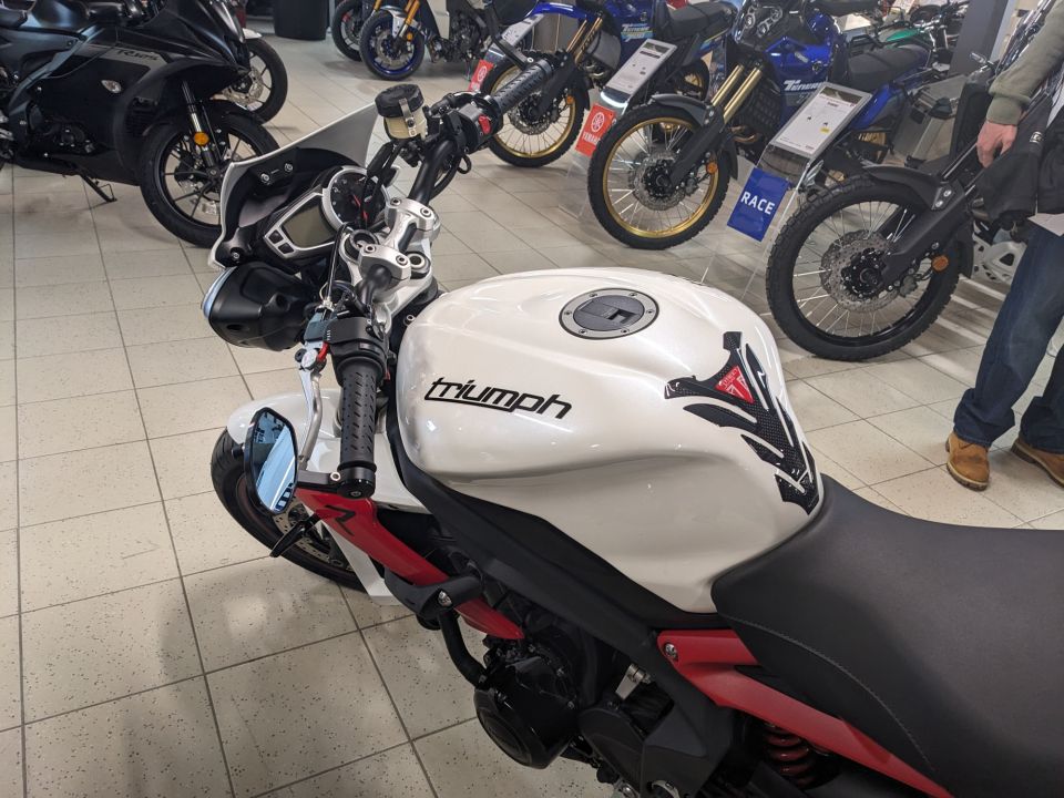 TRIUMPH STREET TRIPLE 675 R 4