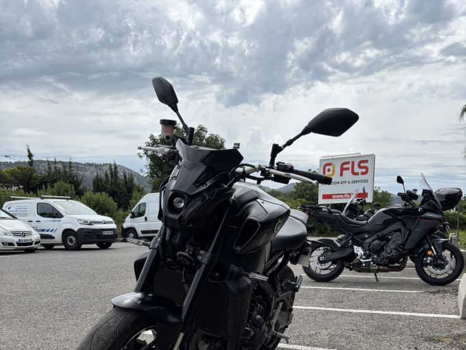 YAMAHA MT-09 4