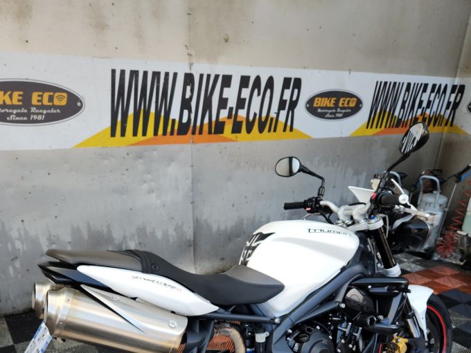 TRIUMPH STREET TRIPLE 675 4