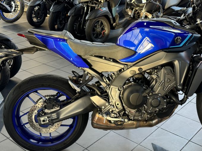 YAMAHA MT-09 4